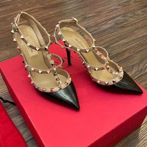Valentino-Garavani PATENT ROCKSTUD CAGED PUMP 100MM